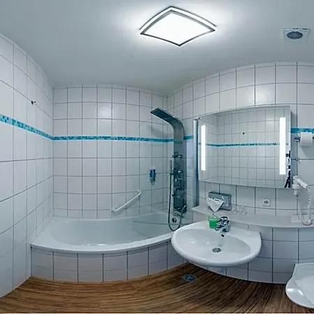Schaefers Hotel, Innenstadt, Baeckerfruehstueck Inklusive & Self Check-In 3* 베크타